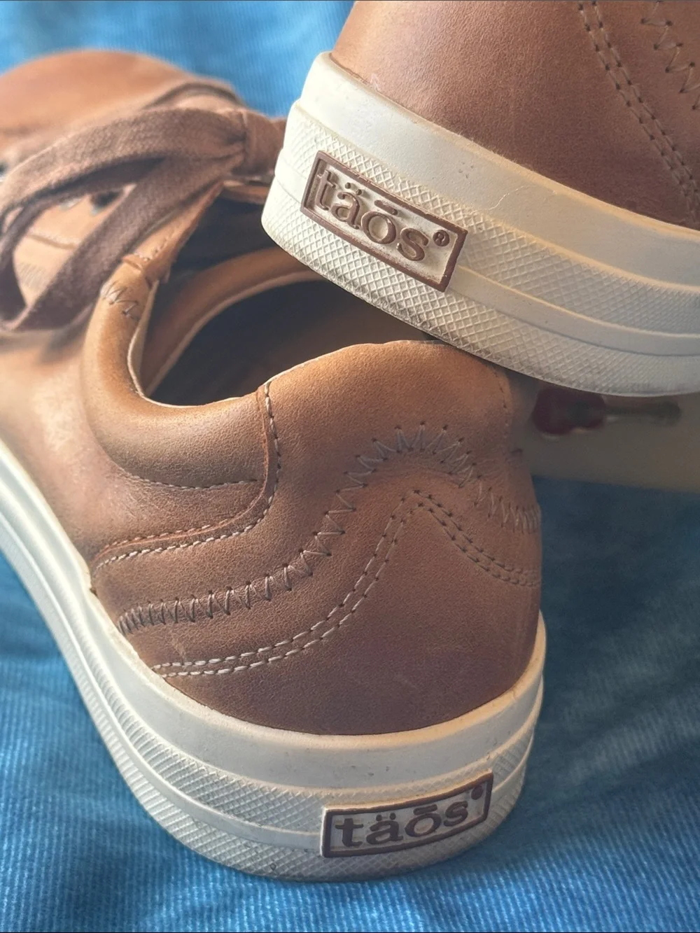 Classic Tan Leather Lace-Up Sneakers – Women’s Size 9